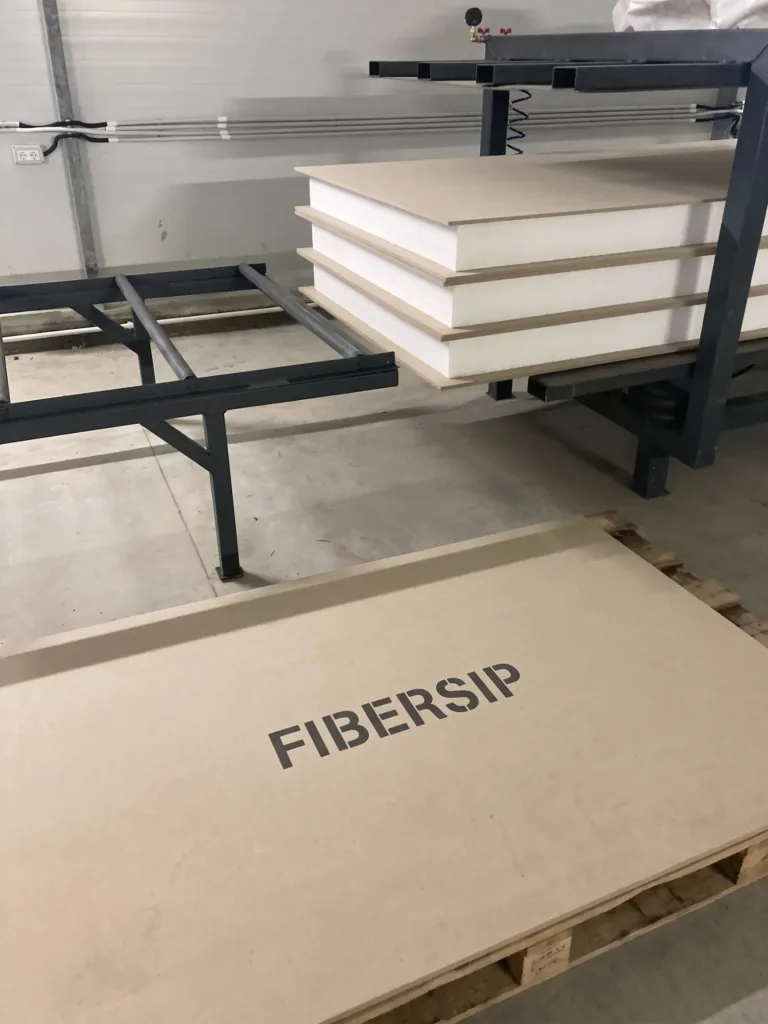 Panouri FIBERSIP stivuite pe masa de lucru din fabrică