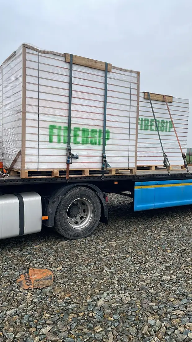 Pachet de panouri FIBERSIP încărcat pe camion pentru livrare