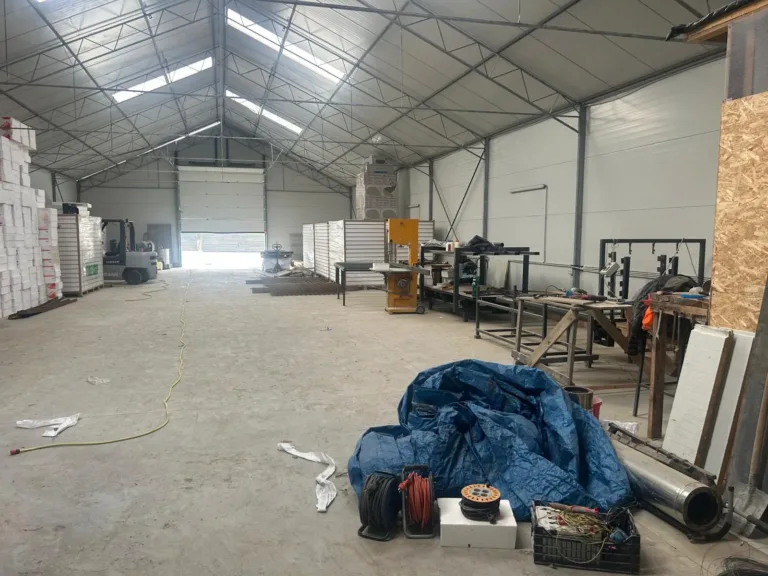 Interiorul halei FIBERSIP, cu materiale depozitate pe latură