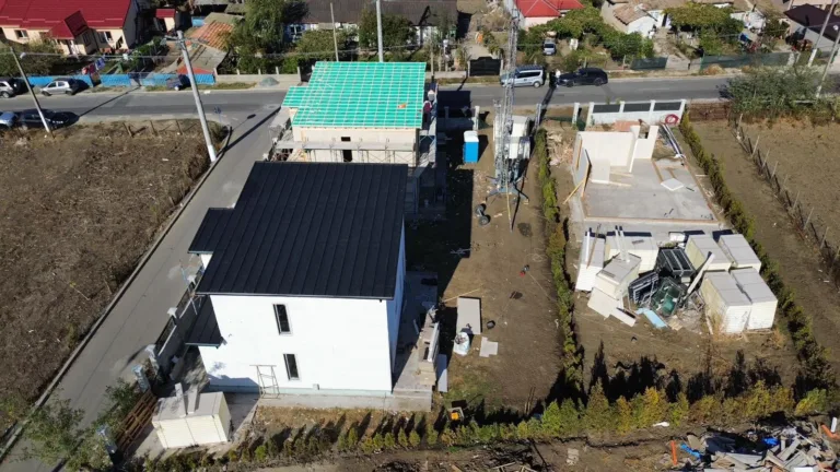 Ansamblul Poiana din dronă, cu terenul din jur