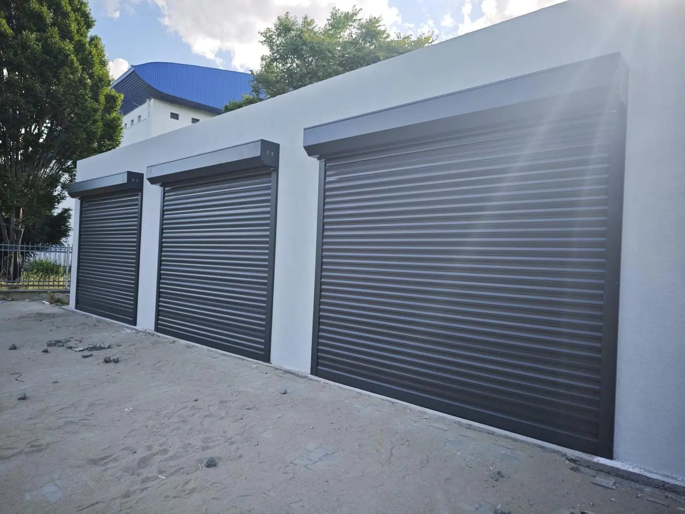 Spații comerciale finalizate în stațiunea Saturn, Mangalia, cu uși rulou
